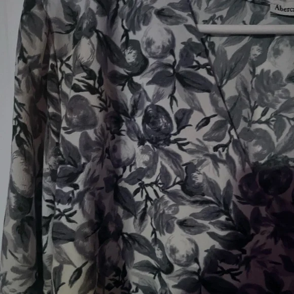 Abercrombie + Fitch Floral Blue, Gray and White Women's Top - Picture 3 of 5